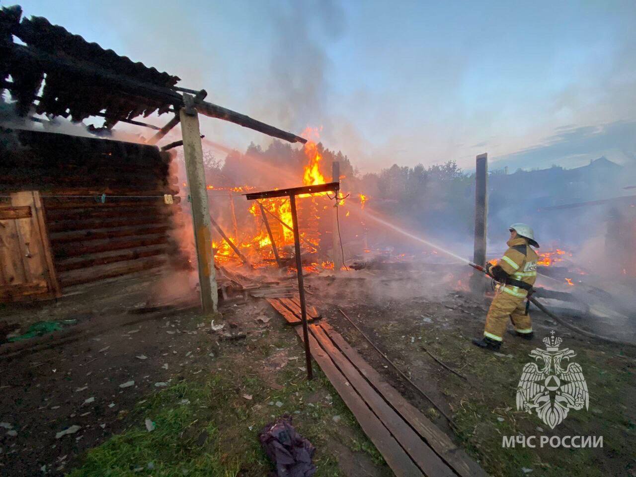 В Никольском районе сгорели кровля дома, баня и постройки