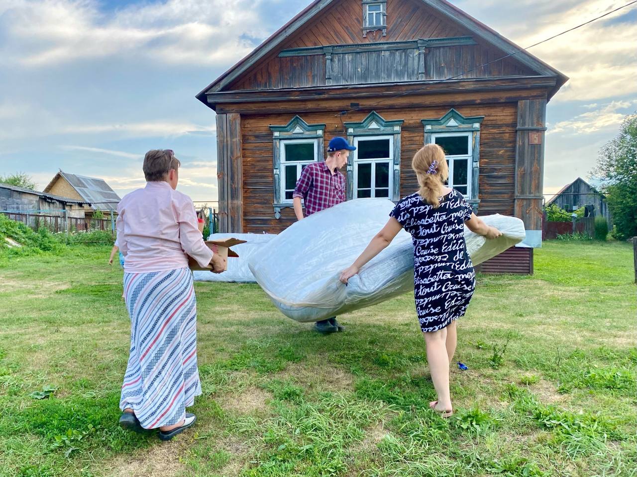 Многодетная семья из Бессоновки, у которой сгорел дом, получила  гуманитарную помощь