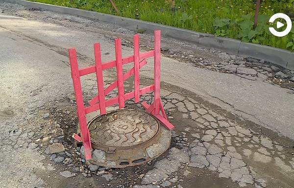 
		
		На улице Ладожской канализационный люк оказался выше уровня асфальта
		
	