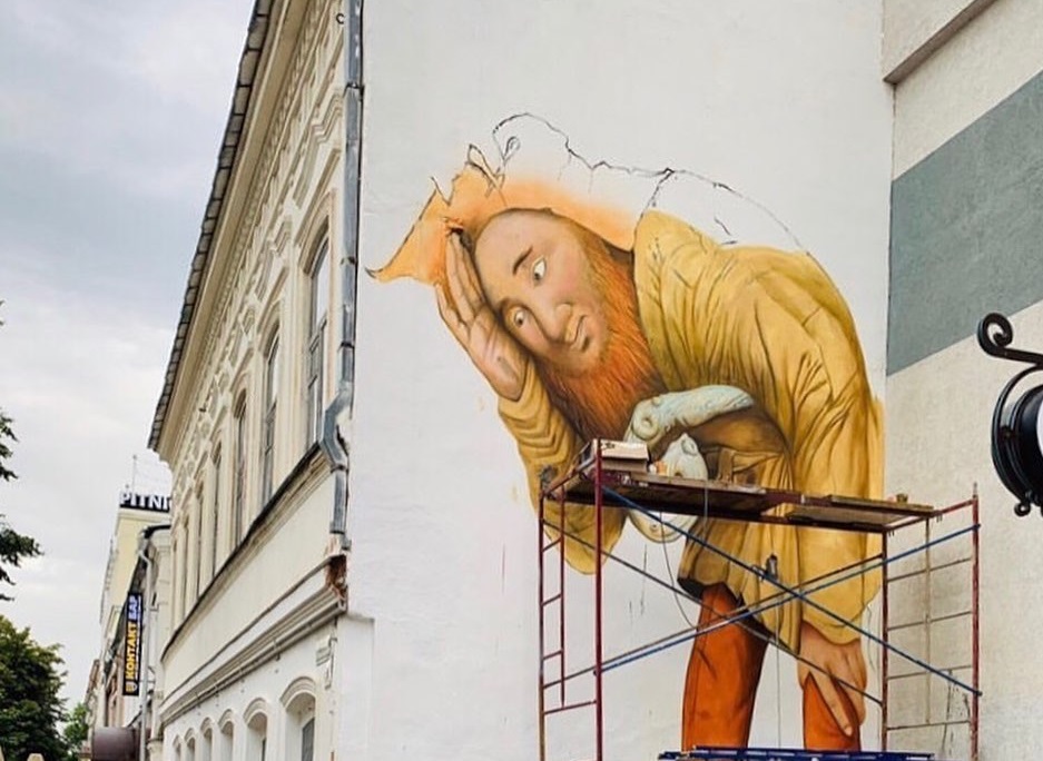 
		
		В Пензе завершается создание граффити с великаном
		
	