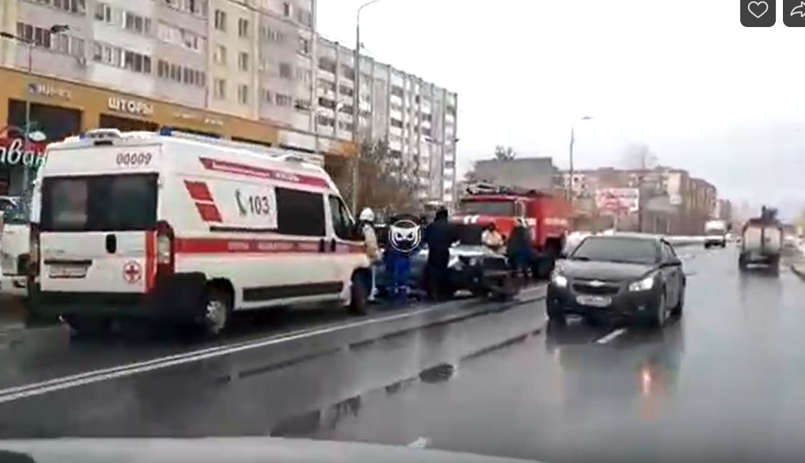 
		
		К месту аварии на улице Антонова прибыли спасатели и медики
		
	