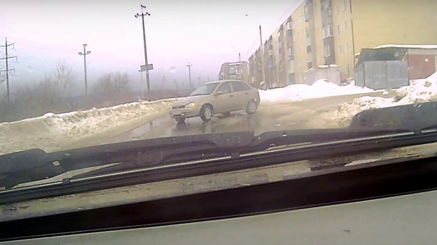 
		
		В Кузнецке авто влетело в сугроб из-за опасного маневра водителя - соцсети
		
	