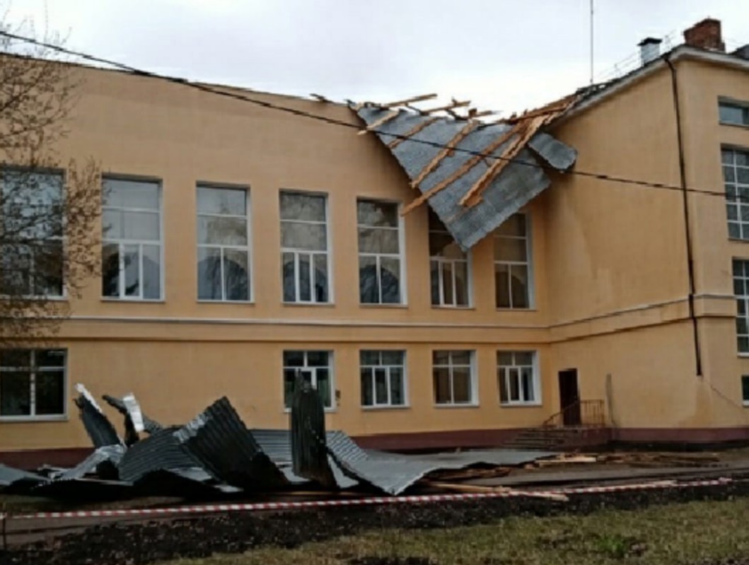 
		
		Ураган снес крышу со здания школы в Колышлее
		
	