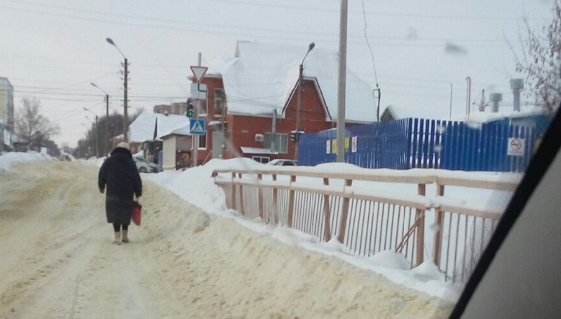 
		
		Кузечане рискуют жизнью из-за заметенного снегом тротуара
		
	