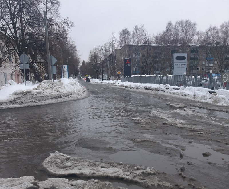 
		
		Талые воды затопили перекресток в Заводском районе
		
	