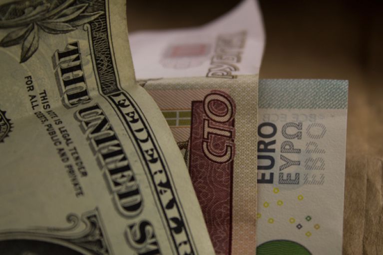 
		
		Центробанк снизил курсы доллара и евро к среде
		
	