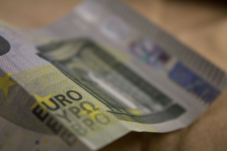 
		
		Центробанк снизил курсы доллара и евро
		
	