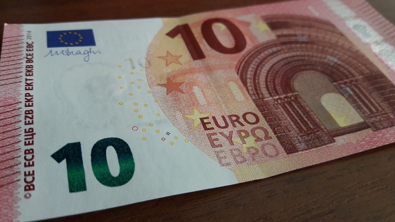 
		
		Центробанк скорректировал курс евро и доллара
		
	