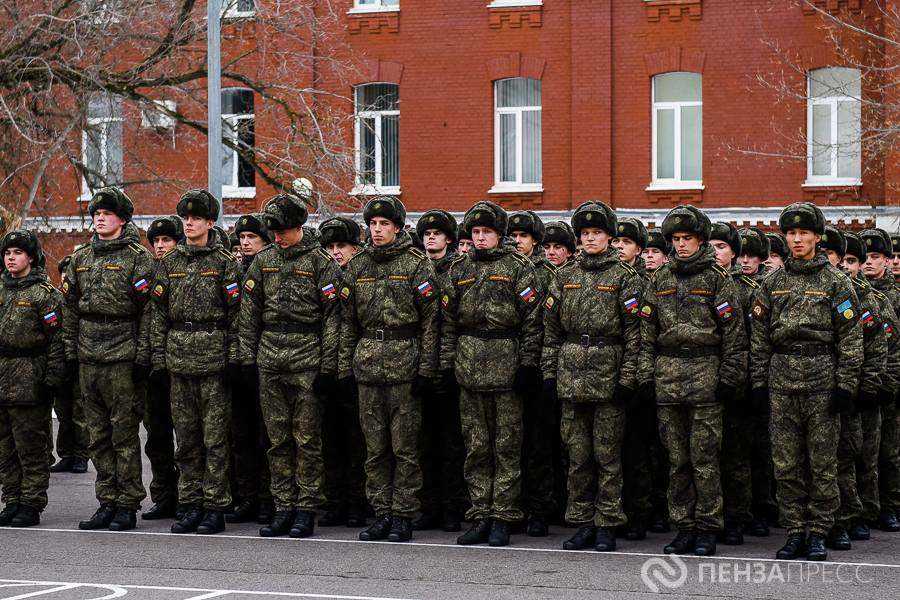 На плацу слушать