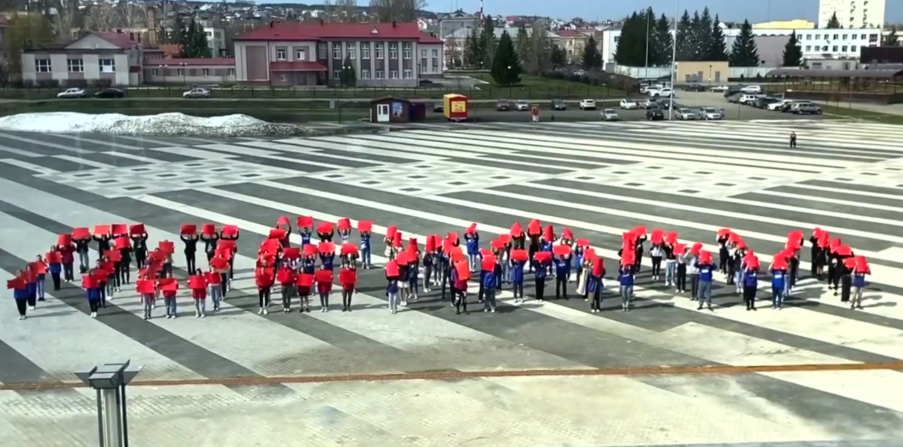 На Юбилейной площади Пензы прошел флешмоб ко Дню космонавтики