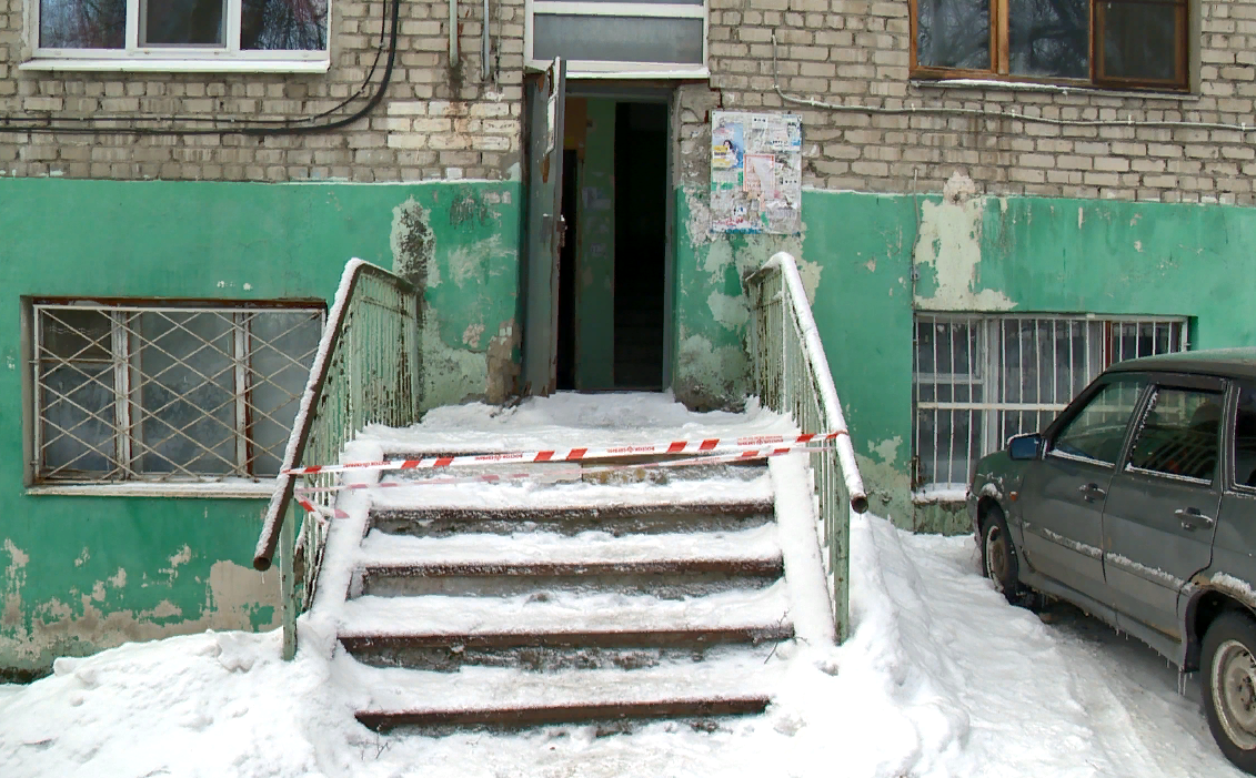 В Пензе начали доследственную проверку в связи с обрушением пола в подъезде  дома на ул. Аустрина