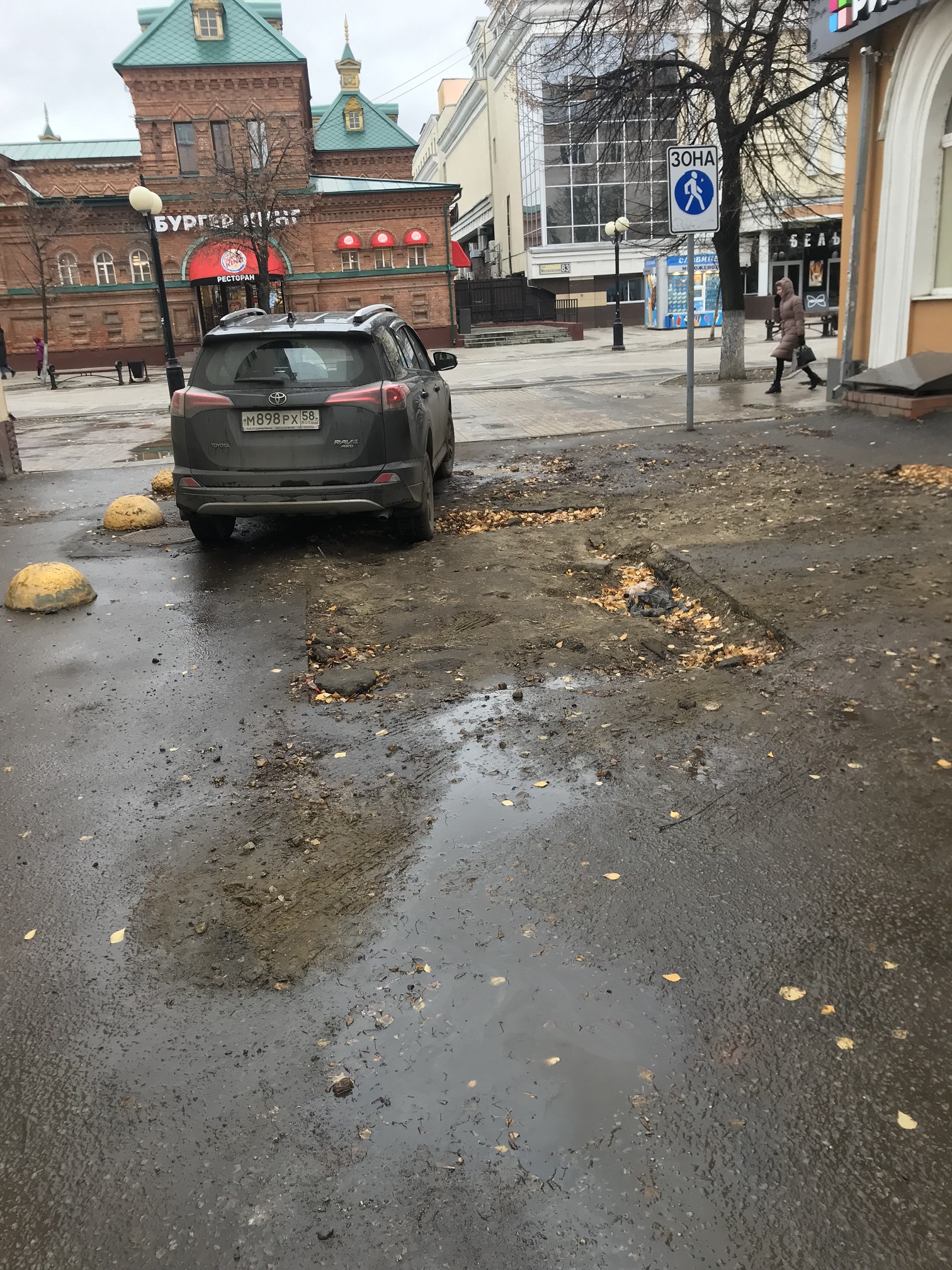 После ремонта теплотрассы между домами не положен асфальт ул.Московская,  88,86