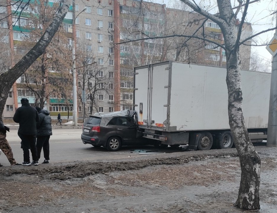 Пенза сейчас фото В Пензе на Стреле внедорожник влетел под фуру