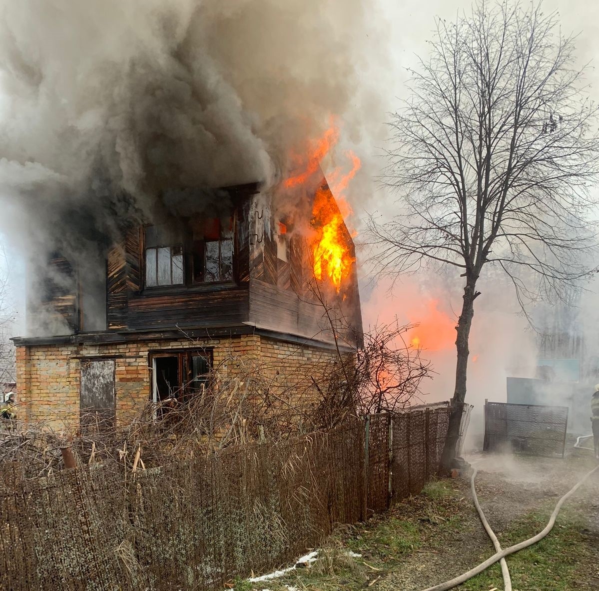 Обнародованы фото крупного пожара в дачном поселке Пензенского района