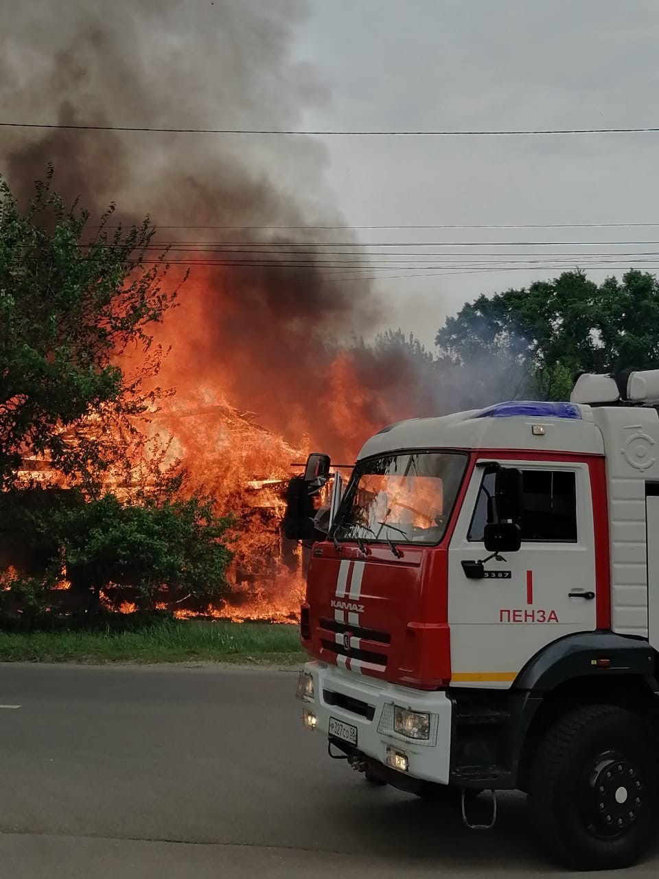 На ул. Коммунистической загорелся дом