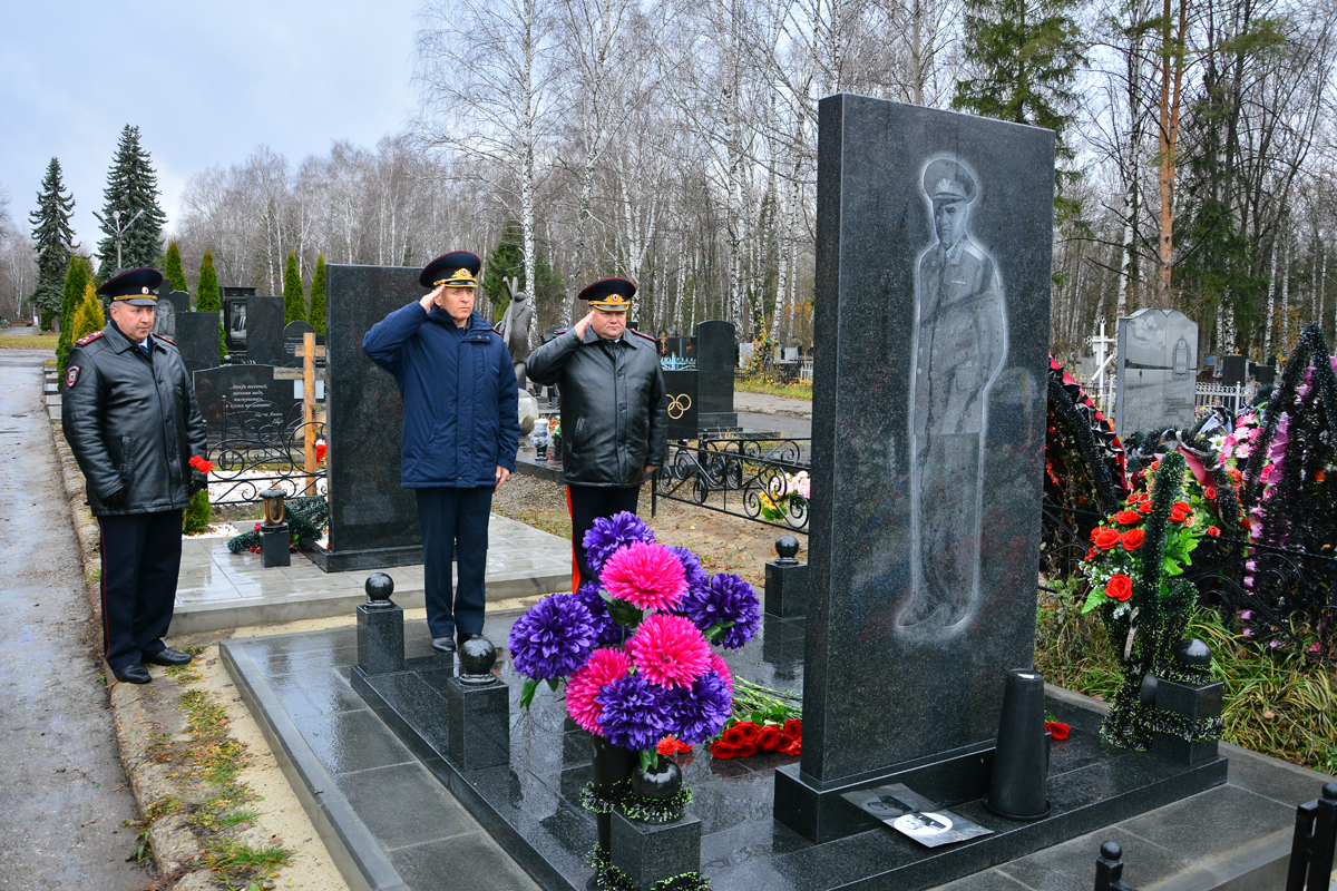 На Новозападном кладбище открыли памятник бывшему начальнику УВД Пензенской  области Александру Пронину