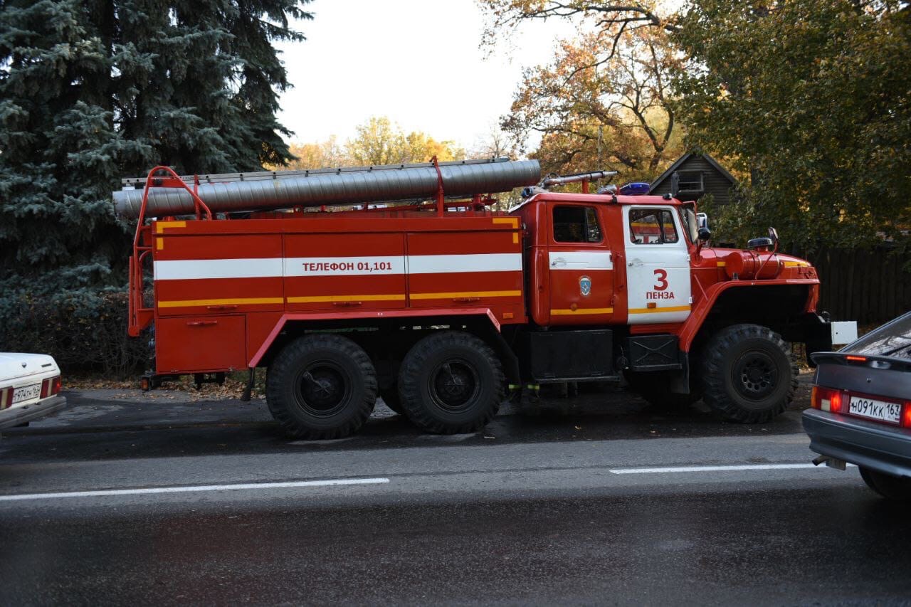 В Сердобске из-за горящего поля вспыхнули жилые дома