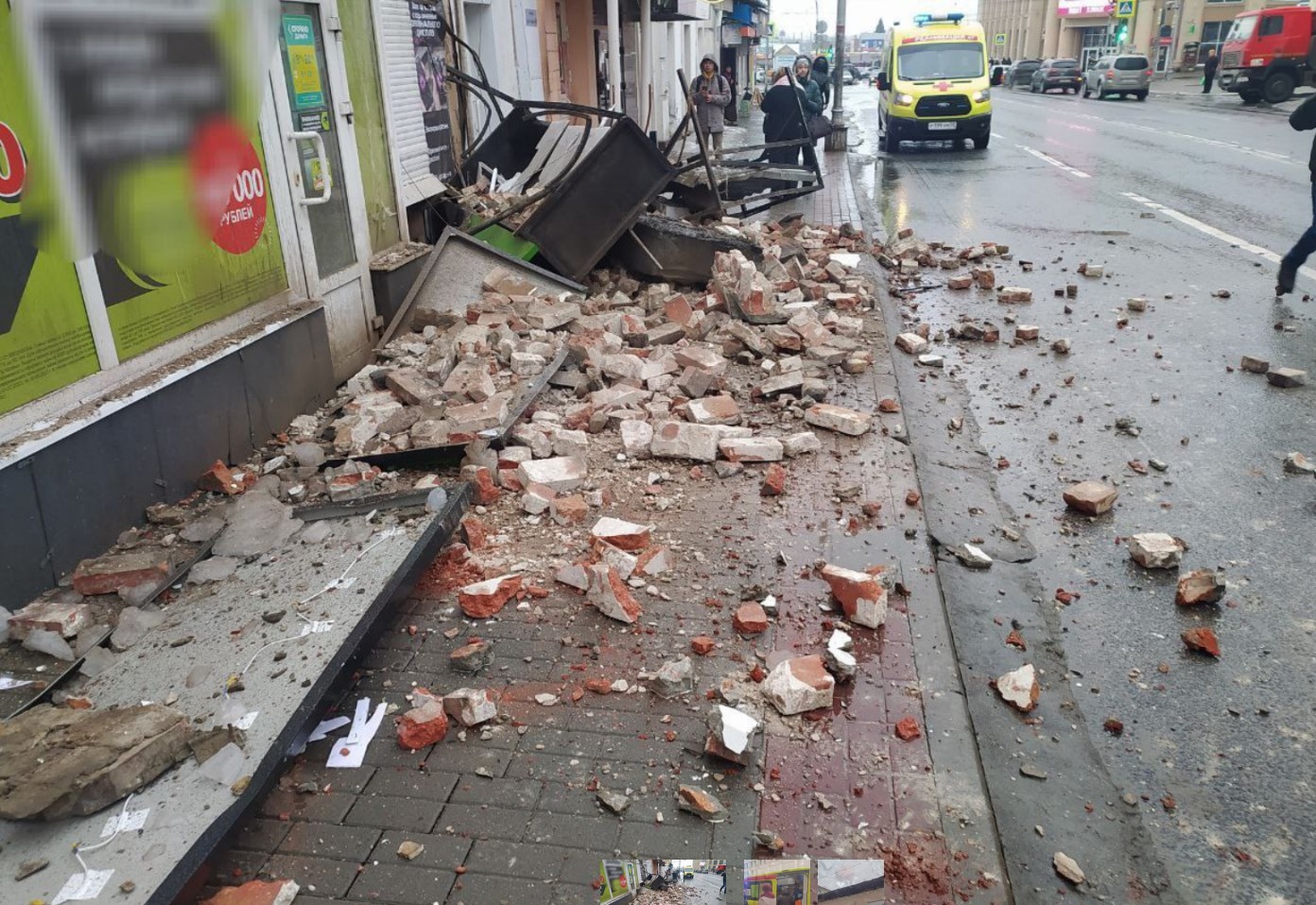 В центре Пензы обвалилась часть фасада здания на ул. Бакунина и чуть не  придавила проходившую мимо девушку