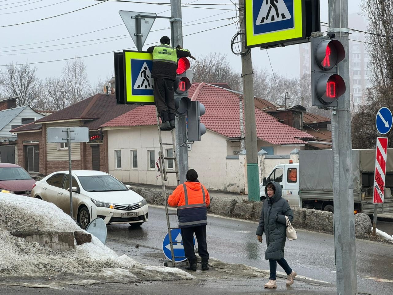 В Пензе на пересечении улиц Володарского и Кураева вновь заработал светофор