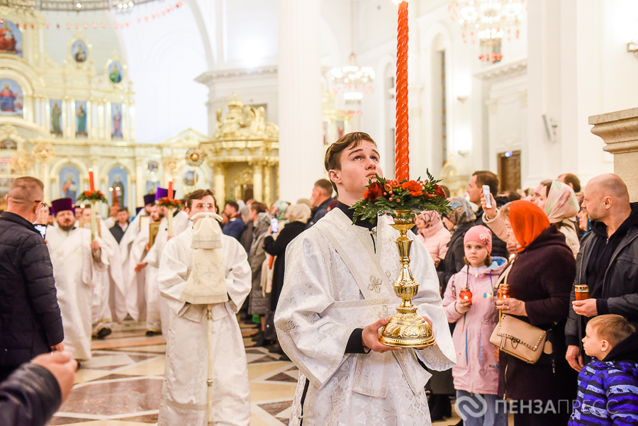 Расписание служб в спасском храме. Служба в Спасском соборе Пенза. Служба в Спасском соборе. Пасхальная заутреня.