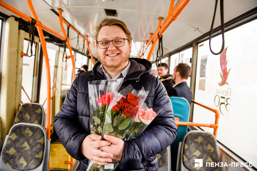 Экспресс пенза новости. Медиахолдинг экспресс Пенза. Троллейбус 7 Дари цветы.