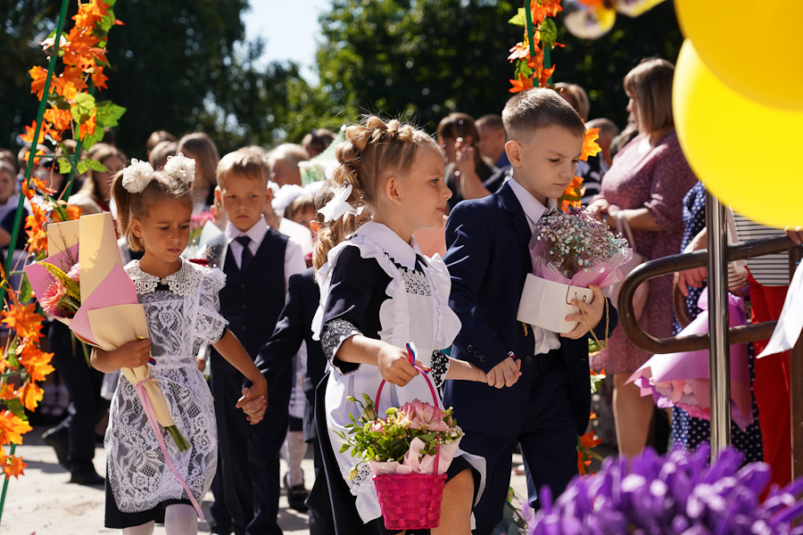 Ребята сентябрь. Гимназия 6 Губкин. Губкин школа линейка 2020. Первоклассники. Первоклашки на линейке.