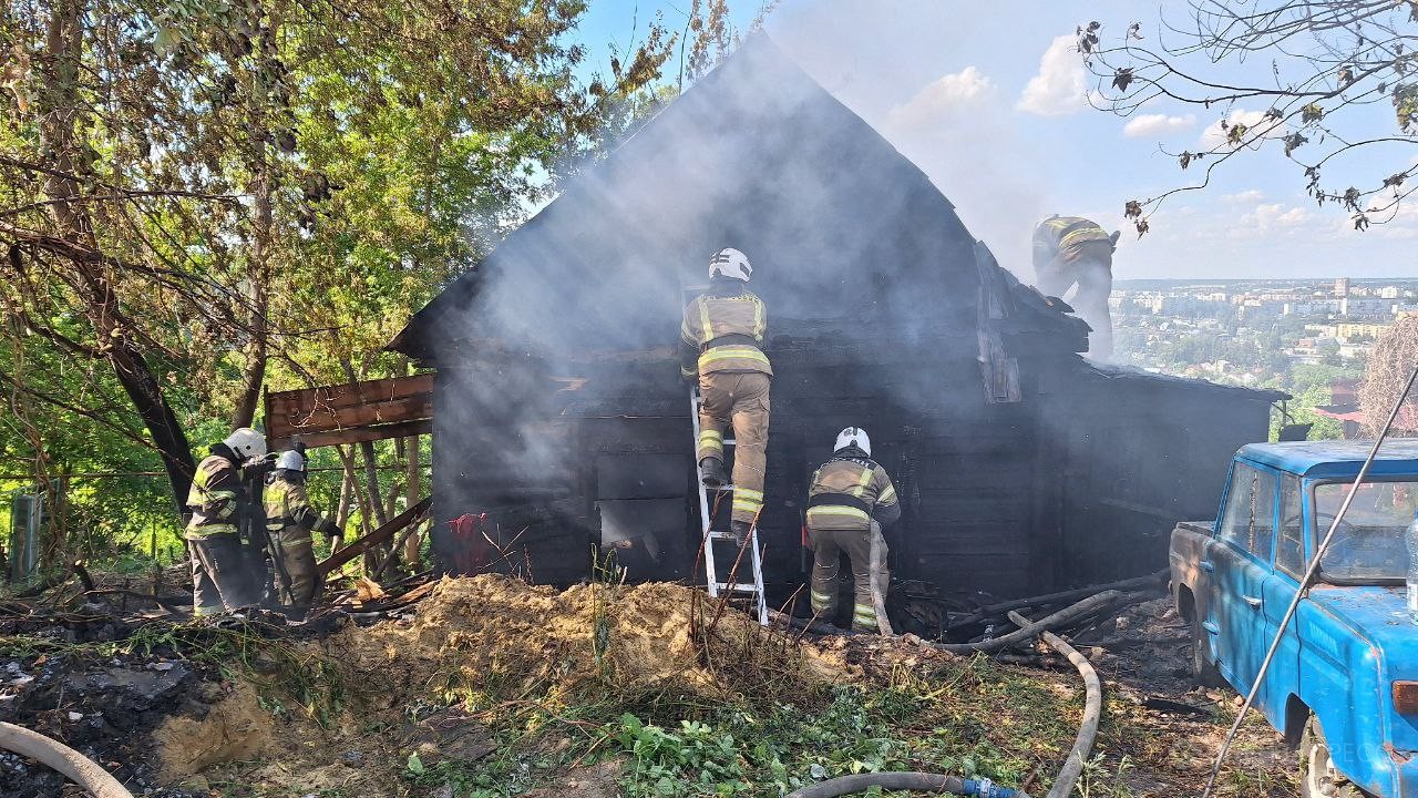 На Западной поляне в Пензе загорелся частный дом