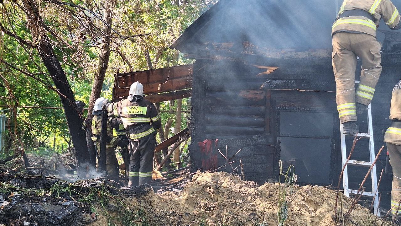 На Западной поляне в Пензе загорелся частный дом