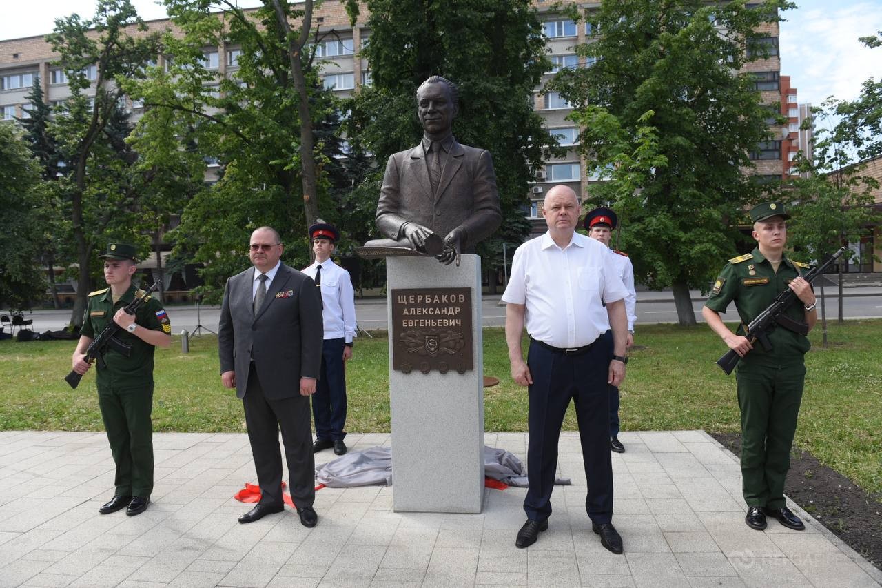 В Пензе открыли бюст экс-председателя горисполкома Александра Щербакова