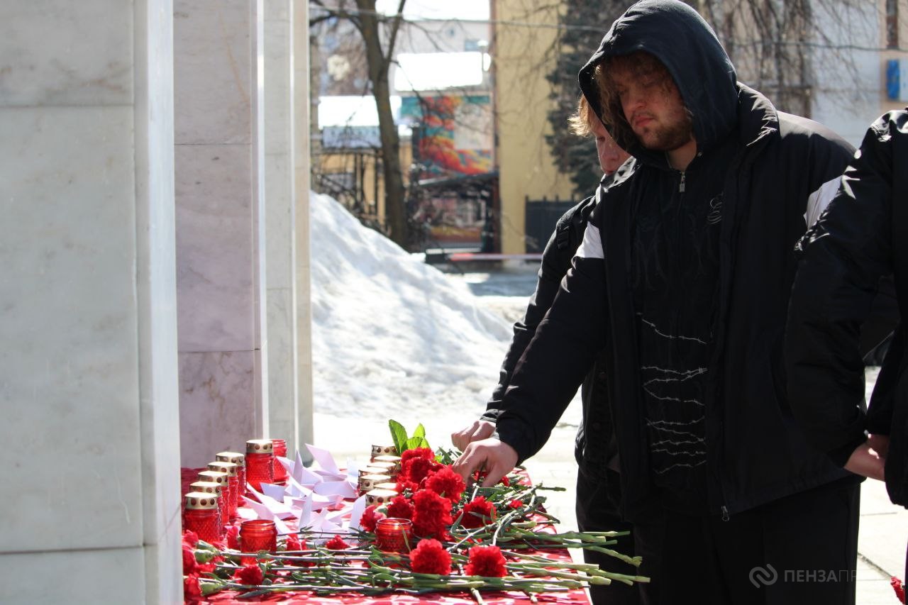 В Пензе возле Дома молодёжи создали мемориал в память о жертвах теракта в  Красногорске