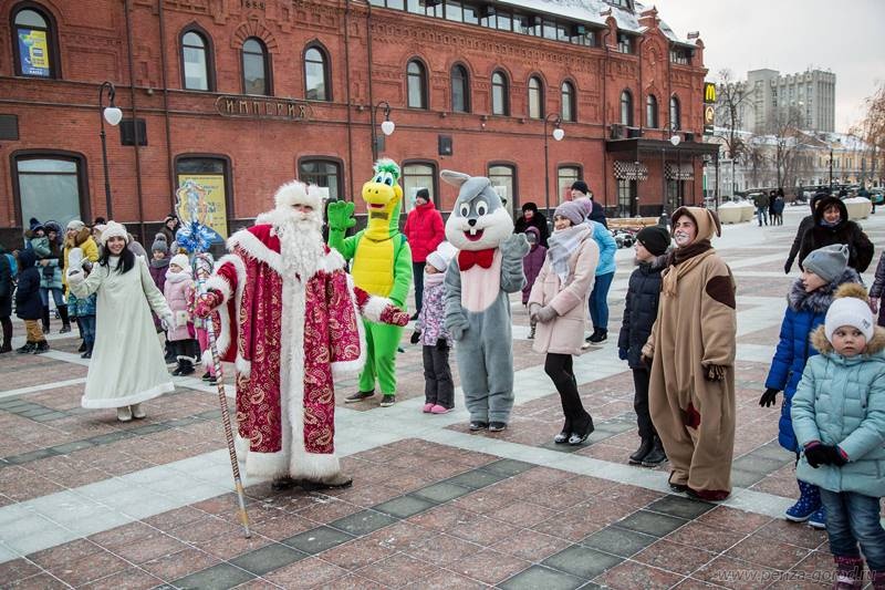 Дедов пенза. Дед Мороз на площади Ленина Пенза. Гильдия дедов Морозов. В Пензе Морозы. Домик Деда Мороза в Пензе площадь Ленина.