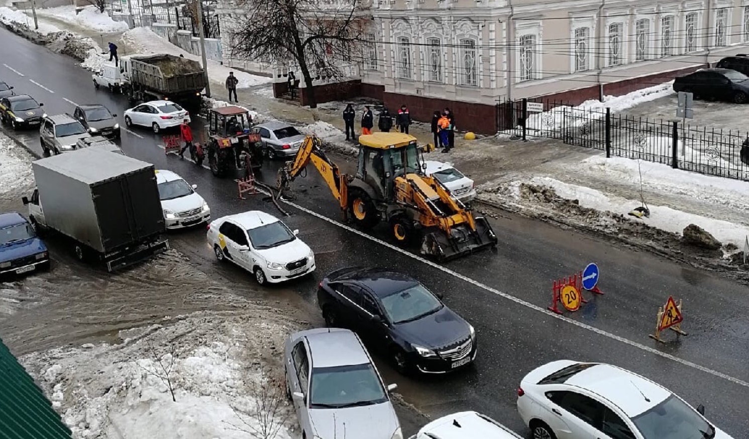 Начались проблемы. Прорыв трубопровода в Пензе. Фото дороги улицы. Перекрыли дорогу блоком. Прорыв воды фото на дороге.