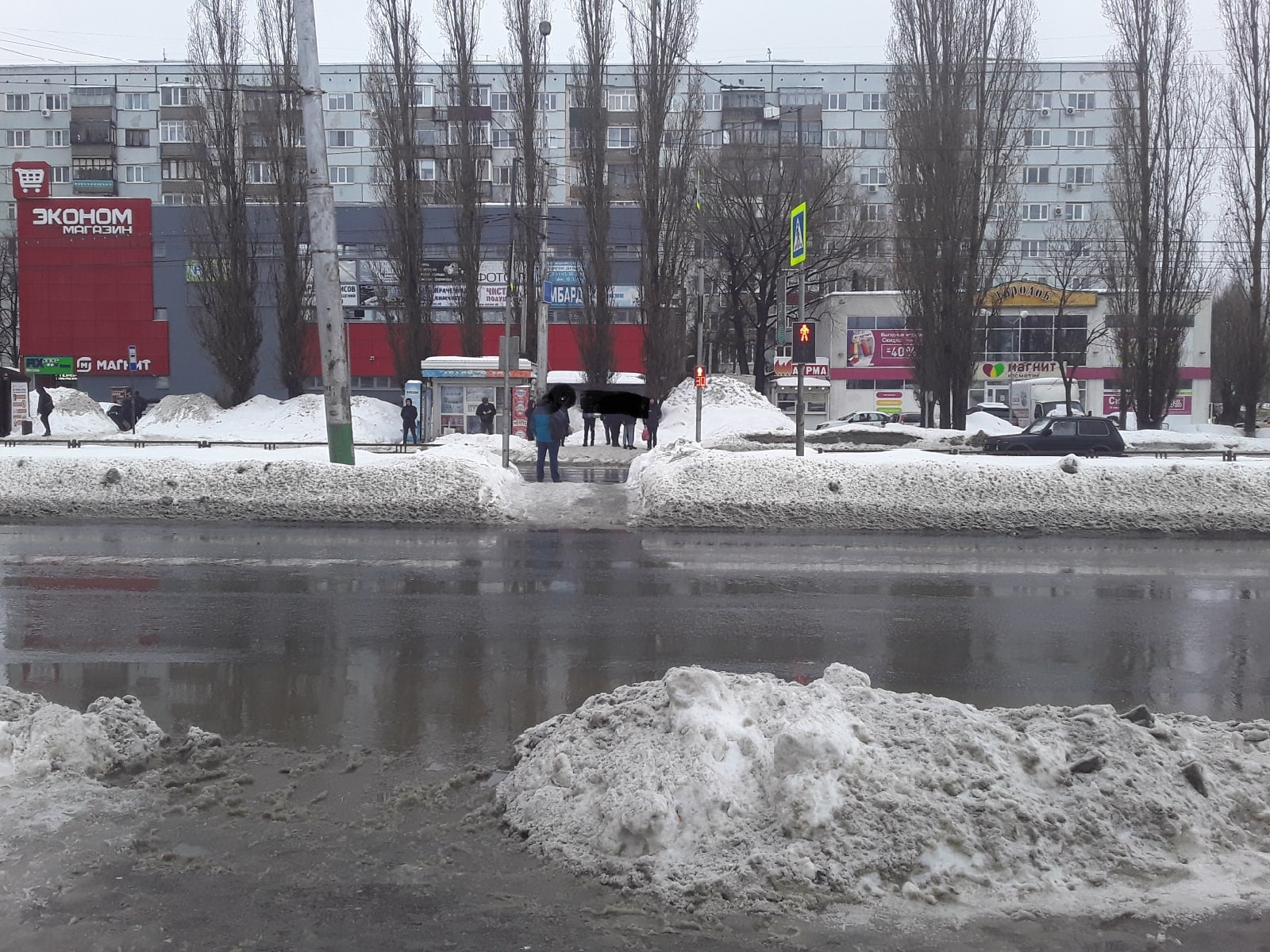 Грязи на неделю. Улица 8 марта. Переходить улицу. Восьмерка на улице. Нижневартовск лужи.