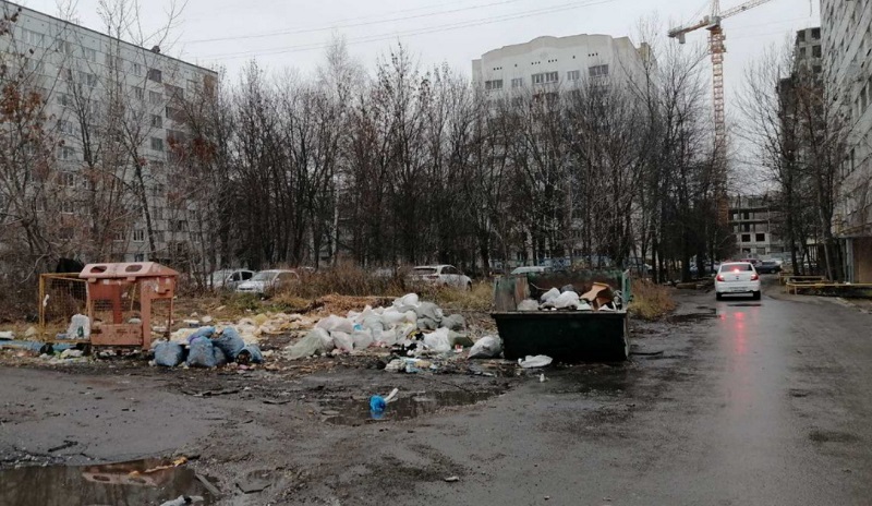 Купим лом пенза. Микрорайон Москвы напротив бывшей мусорной площадки. Бомж Арбеково Пенза. Разорванные мусорные площадки у Пятерочки.