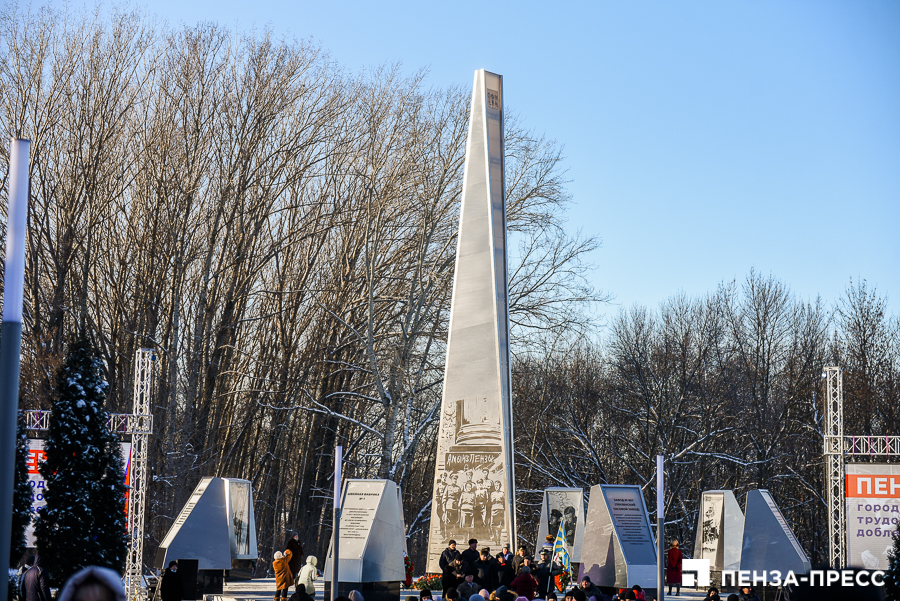 Парк победы пенза. Стела трудовой доблести Пенза. Монумент Пенза город трудовой доблести. Пенза город трудовой доблести памятник. Стела город трудовой доблести Чебоксары.