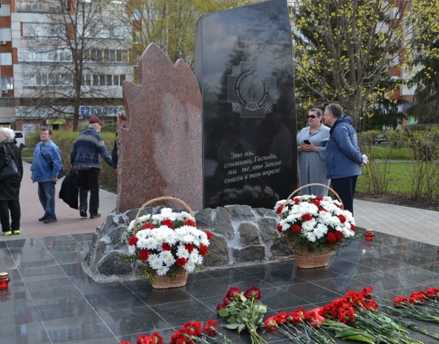 Почтить память героев. Памятник чернобыльцам Пенза. Сквер героев чернобыльцев Пенза. Обелиск чернобыльцам. Памятник чернобыльцам в Чернобыле.