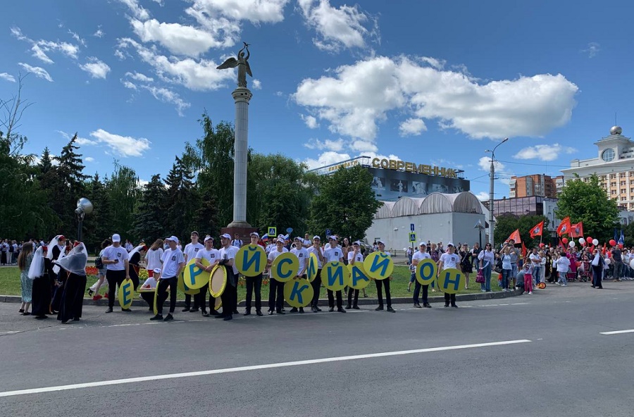 День города 18. Шествие на день города. Люди в городе. С днем города. День города Пенза.